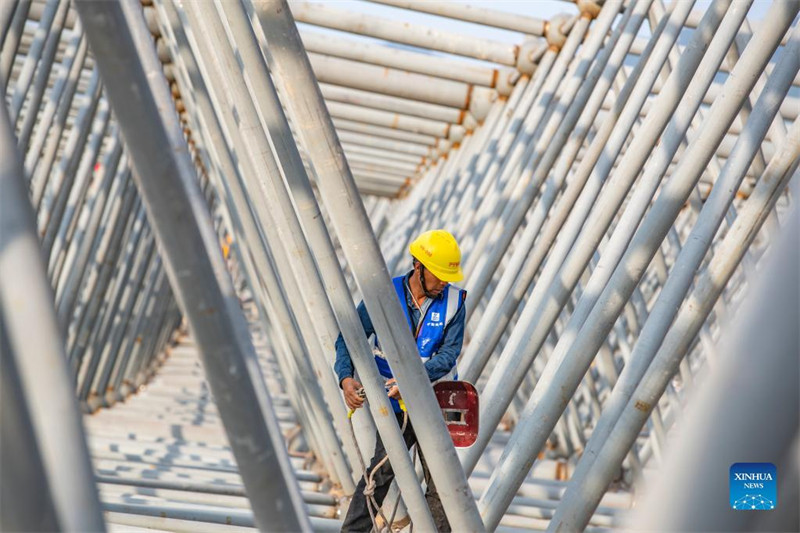 Chongqing : des ouvriers travaillent sur le chantier de construction du projet de terminal T3B de l'aéroport international de Jiangbei