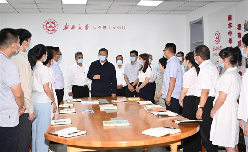 Xi Jinping inspecte Urumqi au Xinjiang