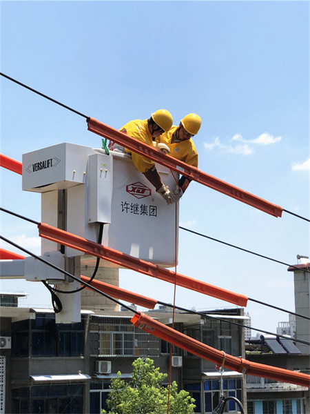  Hunan : des ouvriers électriciens travaillent dans les nuages pour garantir aux habitants de Changsha une fraîcheur estivale