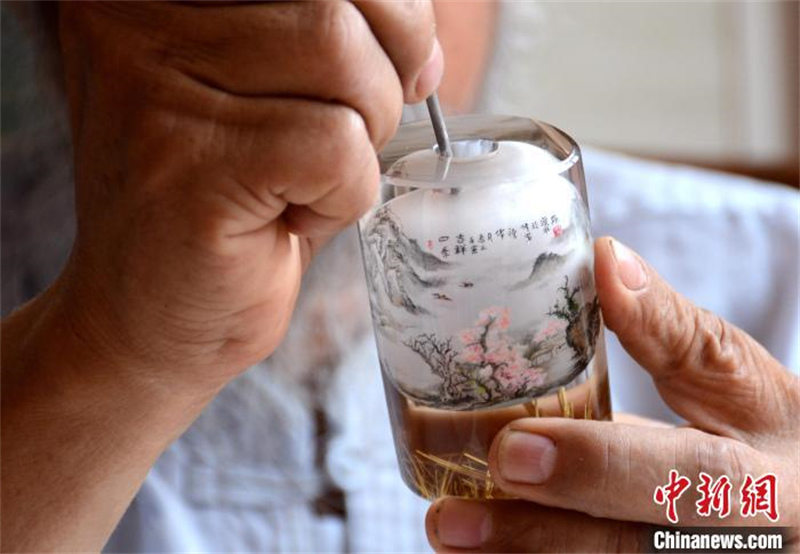 Hebei: un maître de la peinture intérieure de tabatière féru d'art exerce depuis plus de 40 ans dans un village