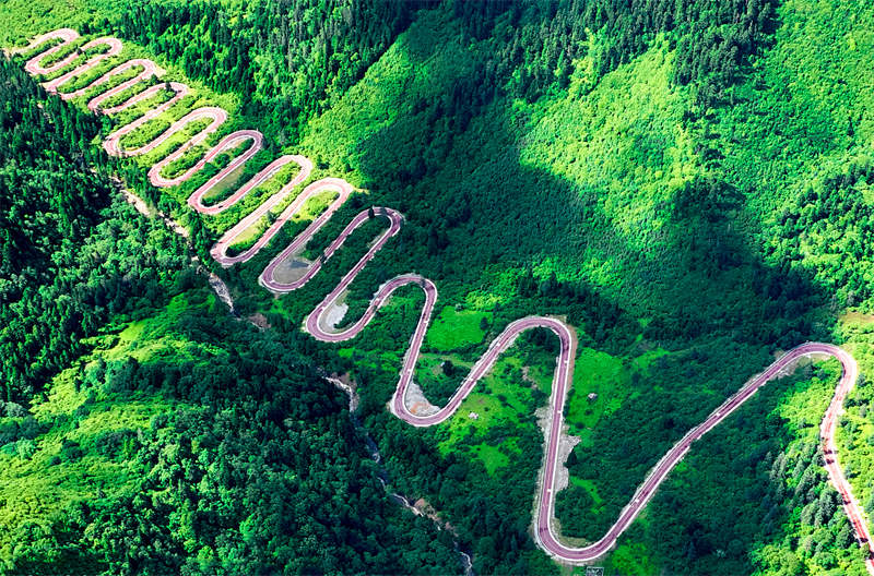 Photo aérienne montrant une section de route avec 28 tournants reliant les villages de Zhongcha et de Dalu dans le canton de Zhangzha du comté de Jiuzhaigou, dans la préfecture d'Aba de la province du Sichuan (sud-ouest de la Chine), le 19 juillet 2022. (Photo / Pic.people.com.cn)
