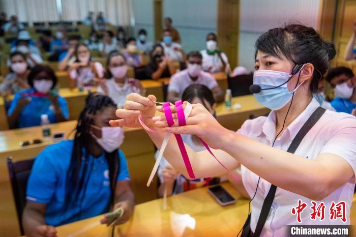 Sichuan: 48 enseignants et étudiants étrangers apprennent le tissage du bambou et la cuisine du Sichuan pour découvrir le charme de la culture de Bashu
