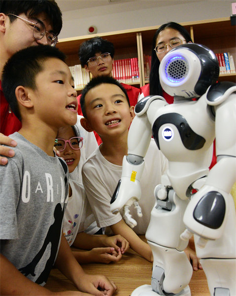 Jiangsu : des enfants passent de bonnes vacances d'été en jouant avec des robots à Zhenjiang