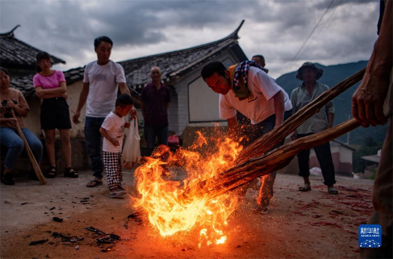 Yunnan: une soirée aux torches à la campagne chez les Yi