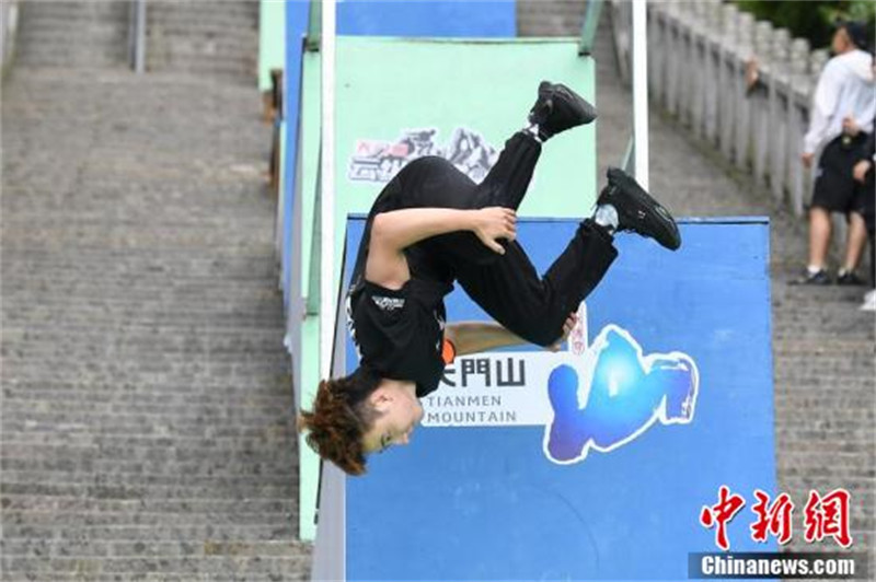 Un participant fait des mouvements d'habileté dans les airs. (China News Service / Yang Huafeng)