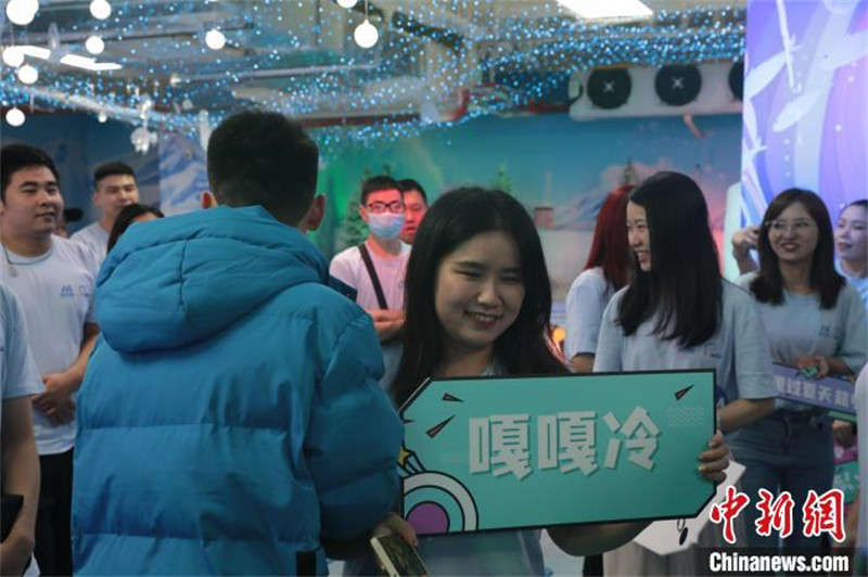 Hubei: une centaine de participant rivalisent de résistance au froid dans « le monde glaciaire »