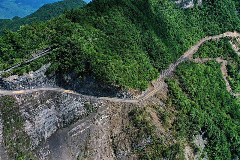 Chongqing : une route sur la falaise ouverte au trafic pour desservir des terres arables isolées