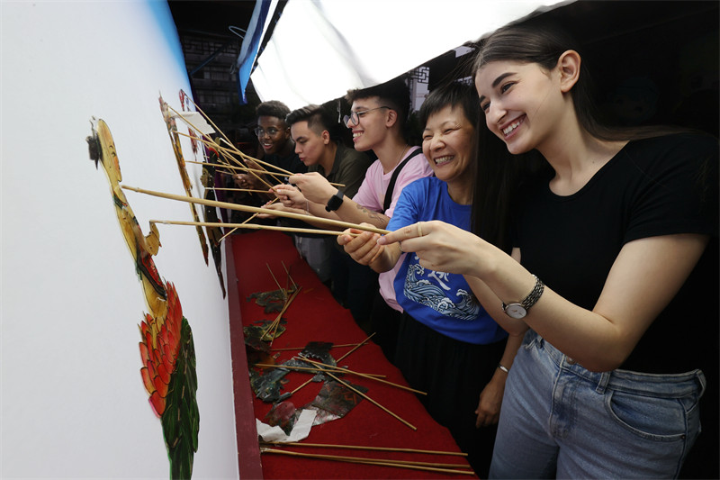 Zhejiang : des étudiants étrangers goûtent au charme du théâtre d'ombres chinoises de Deqing