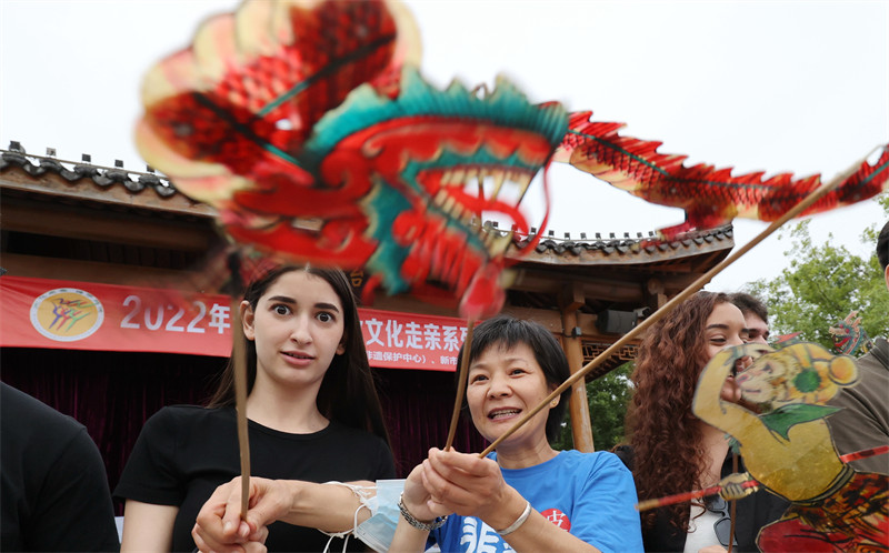 Zhejiang : des étudiants étrangers goûtent au charme du théâtre d'ombres chinoises de Deqing