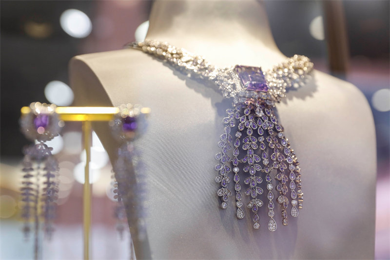 Des bijoux éblouissants illuminent l'Exposition internationale des produits de consommation de Chine à Hainan