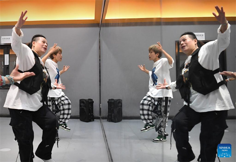 Henan : un groupe de danse de rue âgé de 45 à 71 ans fait le buzz en ligne