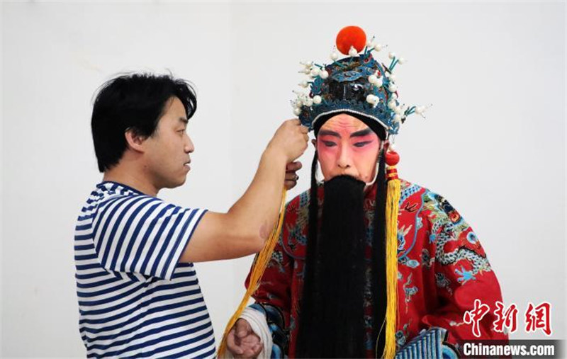 Hebei : des jeunes amateurs d'opéra découvrent le charme du « Xilubangzi »