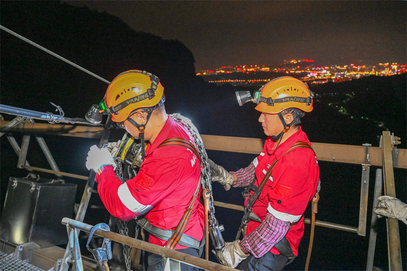 Hunan : des « médecins des câbles » sur les nuages à Zhangjiajie