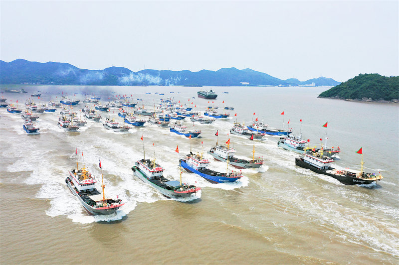 Zhejiang : de nombreux bateaux sortent en mer pour la pêche