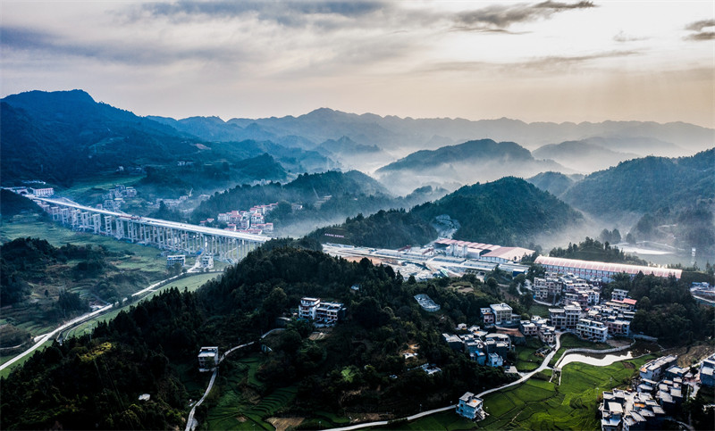Guangxi : la construction de l'autoroute Tian'e-Beihai bat son plein
