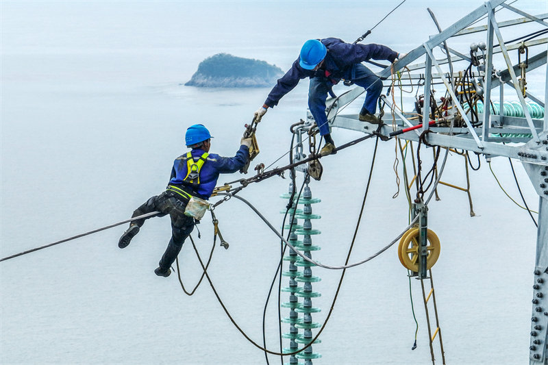 Zhejiang : des travaux de câblage à travers la mer reliant des îles au réseau à Zhoushan
