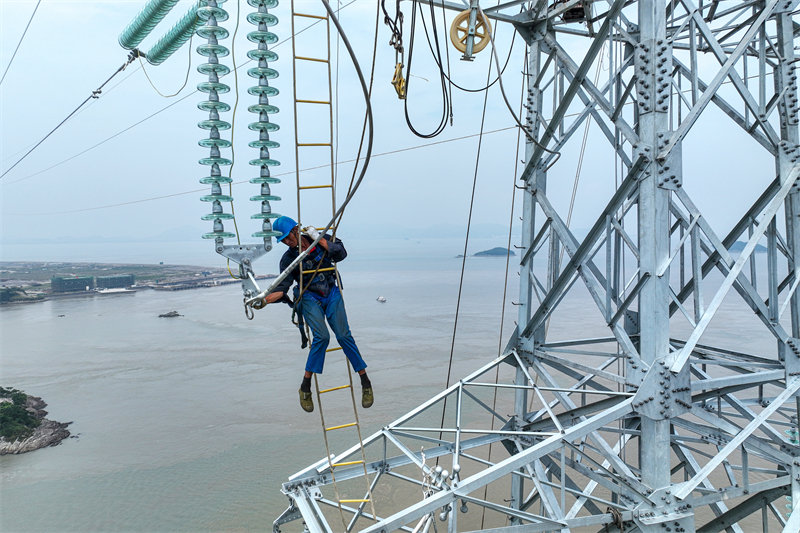 Zhejiang : des travaux de câblage à travers la mer reliant des îles au réseau à Zhoushan