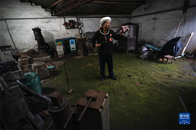 Yunnan : forgeant des couteaux pendant plus de quarante ans, un artisan transmet de l'ingéniosité