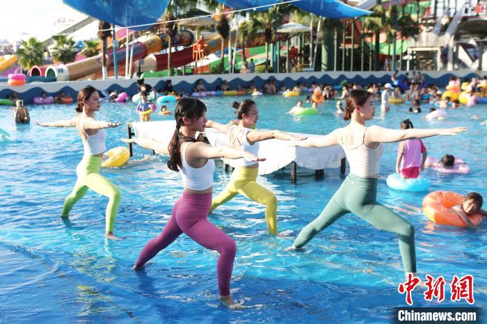 Chongqing : grâce à la Journée nationale du fitness, des habitants pratiquent des activités amusantes dans l'eau pour fuir les chaleurs de l'été