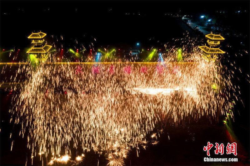 Shanxi : une rencontre entre le patrimoine culturel immatériel « Fleurs de fer en fusion » et la musique électronique populaire à Jincheng