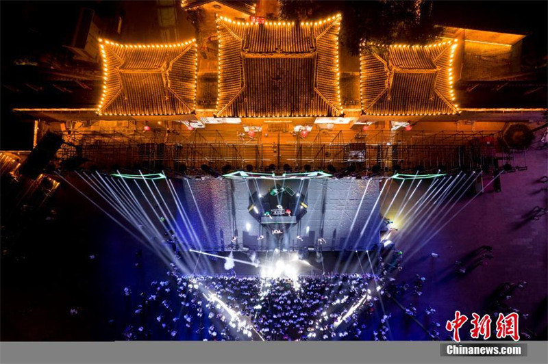 Shanxi : une rencontre entre le patrimoine culturel immatériel « Fleurs de fer en fusion » et la musique électronique populaire à Jincheng