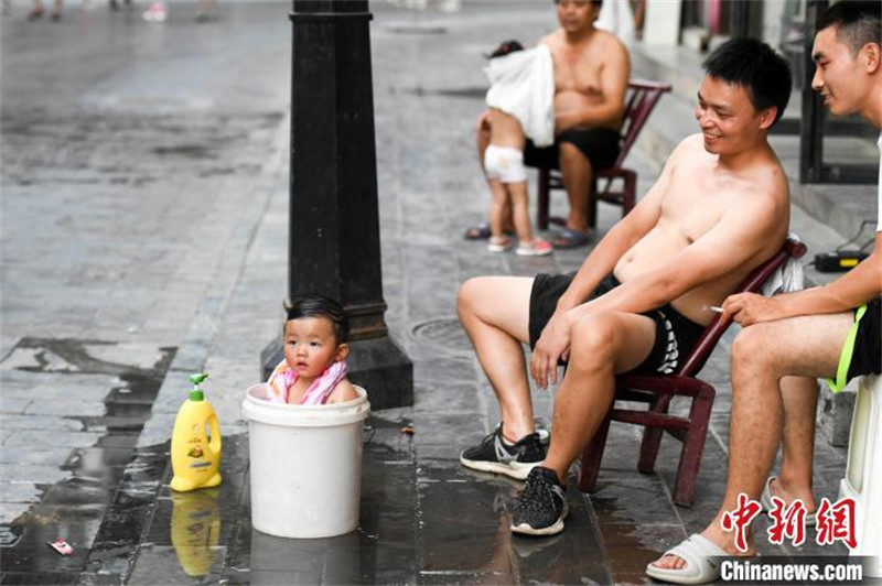 Hunan : les habitants utilisent diverses astuces pour éviter la chaleur