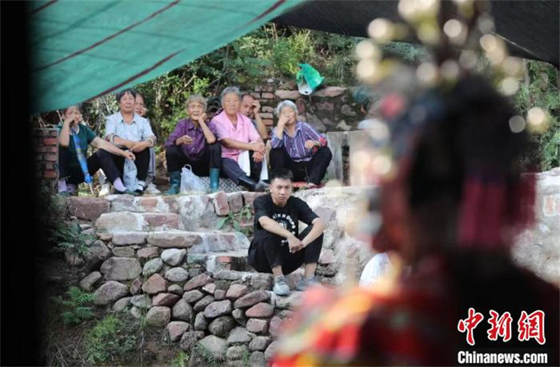 Hebei : une troupe « apporte l'opéra du Shanxi à la campagne », les habitants goûtent des « repas culturels » à leur porte