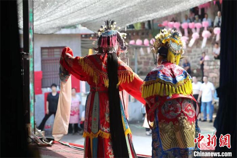 Hebei : une troupe « apporte l'opéra du Shanxi à la campagne », les habitants goûtent des « repas culturels » à leur porte