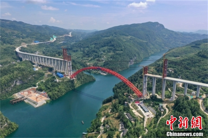 Guizhou : fin de l'installation de l'arche principale du plus grand pont de Wujiang
