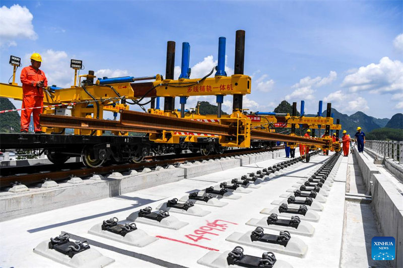 Guangxi : début de la pose des voies de la ligne ferroviaire à grande vitesse Guiyang-Nanning