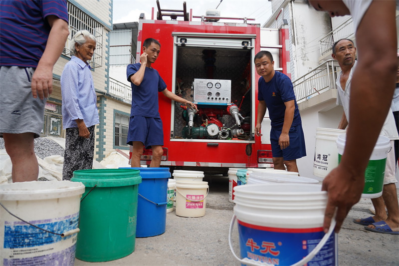 Jiangxi : une équipe de distribution d'eau à Ruichang pendant la sécheresse