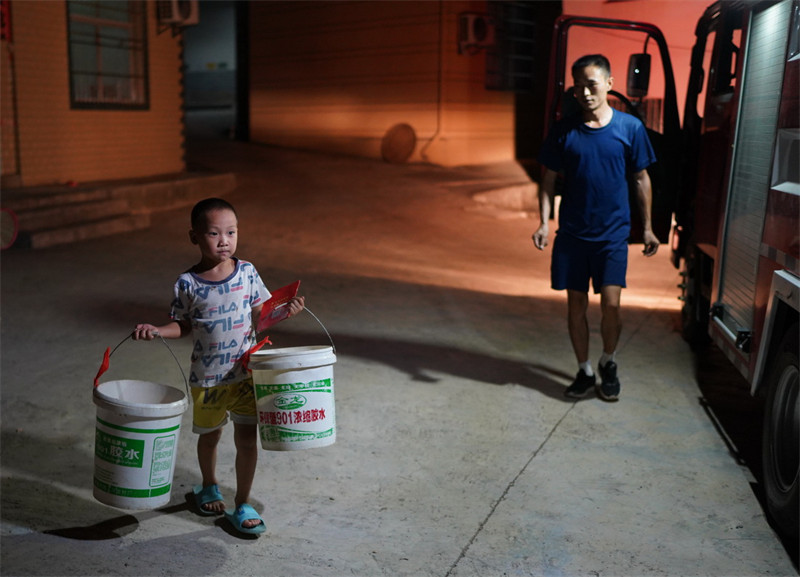 Jiangxi : une équipe de distribution d'eau à Ruichang pendant la sécheresse