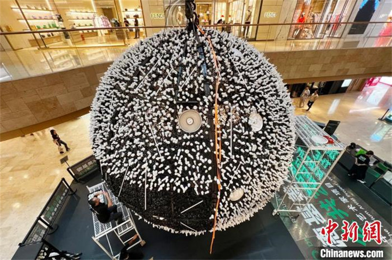 Jiangsu : une « Super Lune artificielle » faite de 25 000 ampoules exposée à Nanjing