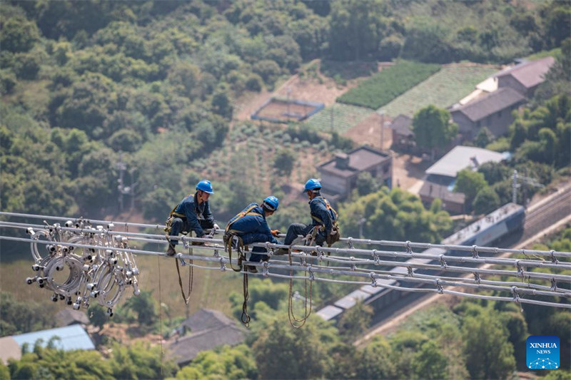 Fin de l'opération de câblage sur le fleuve Yangtsé du projet de ligne de transmission Baihetan-Zhejiang