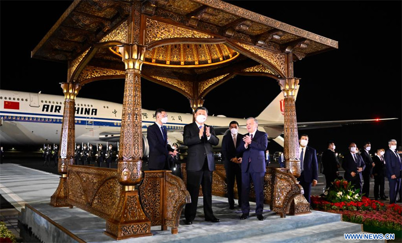 Xi Jinping arrive en Ouzbékistan pour une visite d'Etat et le sommet de l'OCS