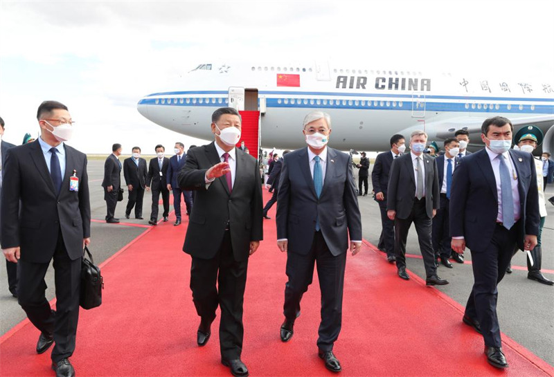 Xi Jinping arrive au Kazakhstan pour une visite d'Etat