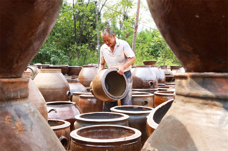 Dans le Hunan, l'artisanat de la poterie millénaire reprend de la vitalité