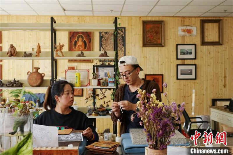 Un sculpteur sur cuir de la province du Qinghai aide les personnes handicapées à trouver un emploi