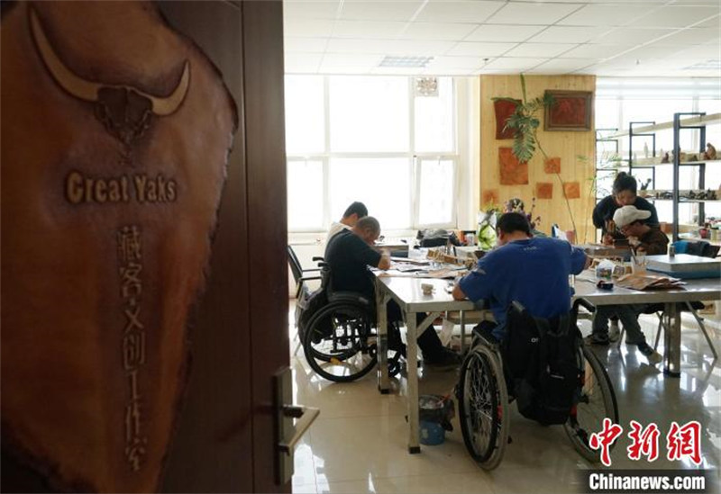 Un sculpteur sur cuir de la province du Qinghai aide les personnes handicapées à trouver un emploi