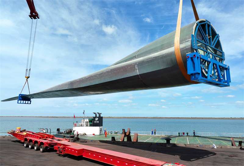 La plus longue pale d'éolienne du monde chargée avec succès sur un navire dans la province du Jiangsu