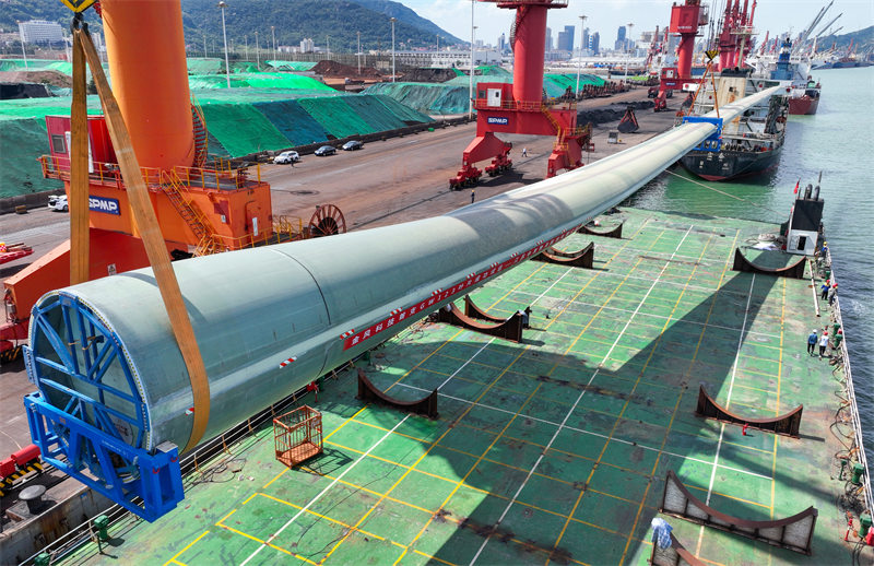 La plus longue pale d'éolienne du monde chargée avec succès sur un navire dans la province du Jiangsu