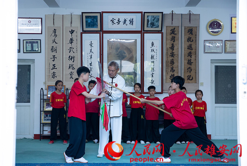 Une vieille famille chinoise de maîtres en arts martiaux s'attache à diffuser les arts martiaux chinois dans une dizaine de pays étrangers