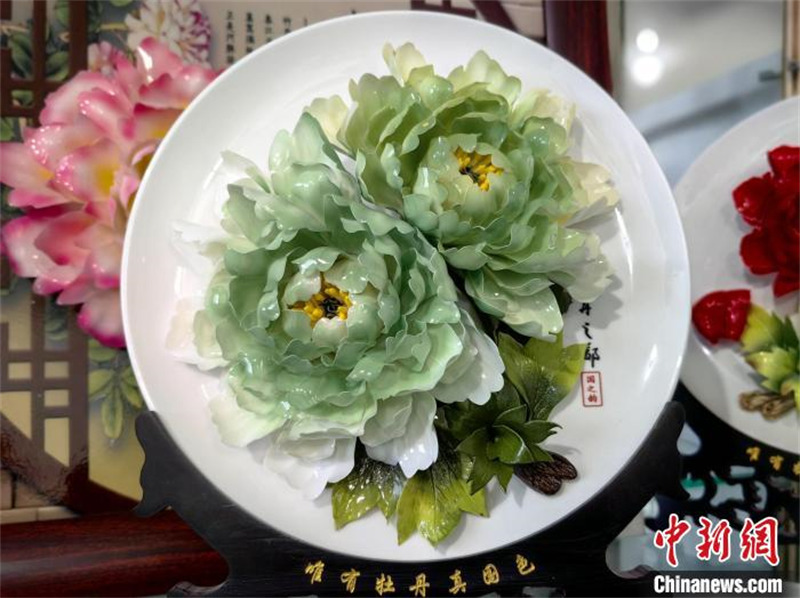 Shandong : les pivoines fleurissent sur la porcelaine à Heze, ville de la pivoine