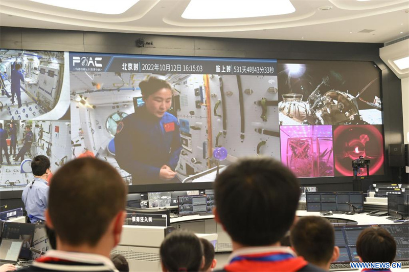 Les astronautes chinois donnent un cours depuis le module laboratoire de la station spatiale