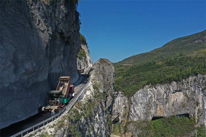 Chongqing : réparer la route sur la falaise pour dégager la route vers la richesse