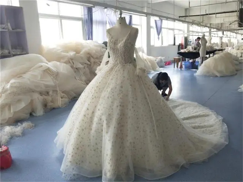 Anhui : 10 000 robes de mariée sortent chaque jour des usines du canton de Dingji