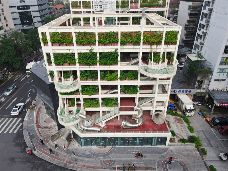 Sichuan : un immeuble de bureaux équipé de grands toboggans et entouré de plantes vertes de Chengdu devient populaire