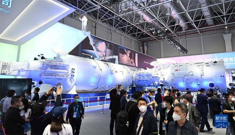 Une reproduction à l'échelle de la station spatiale chinoise présentée pour la première fois au Salon de l'aviation de Zhuhai 2022 