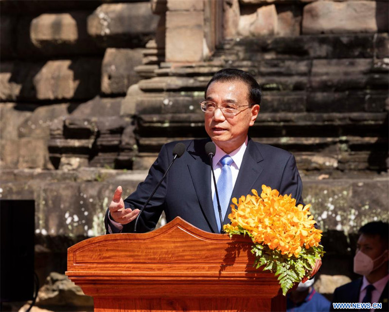 Le PM chinois visite une exposition sur les échanges sino-cambodgiens autour du patrimoine culturel et assiste à une cérémonie de remise