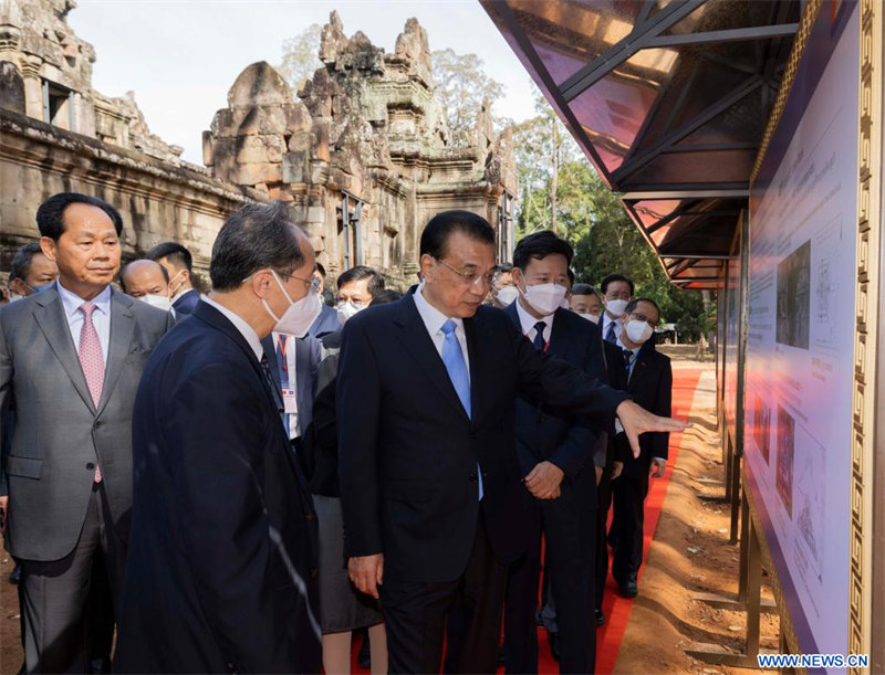 Le PM chinois visite une exposition sur les échanges sino-cambodgiens autour du patrimoine culturel et assiste à une cérémonie de remise